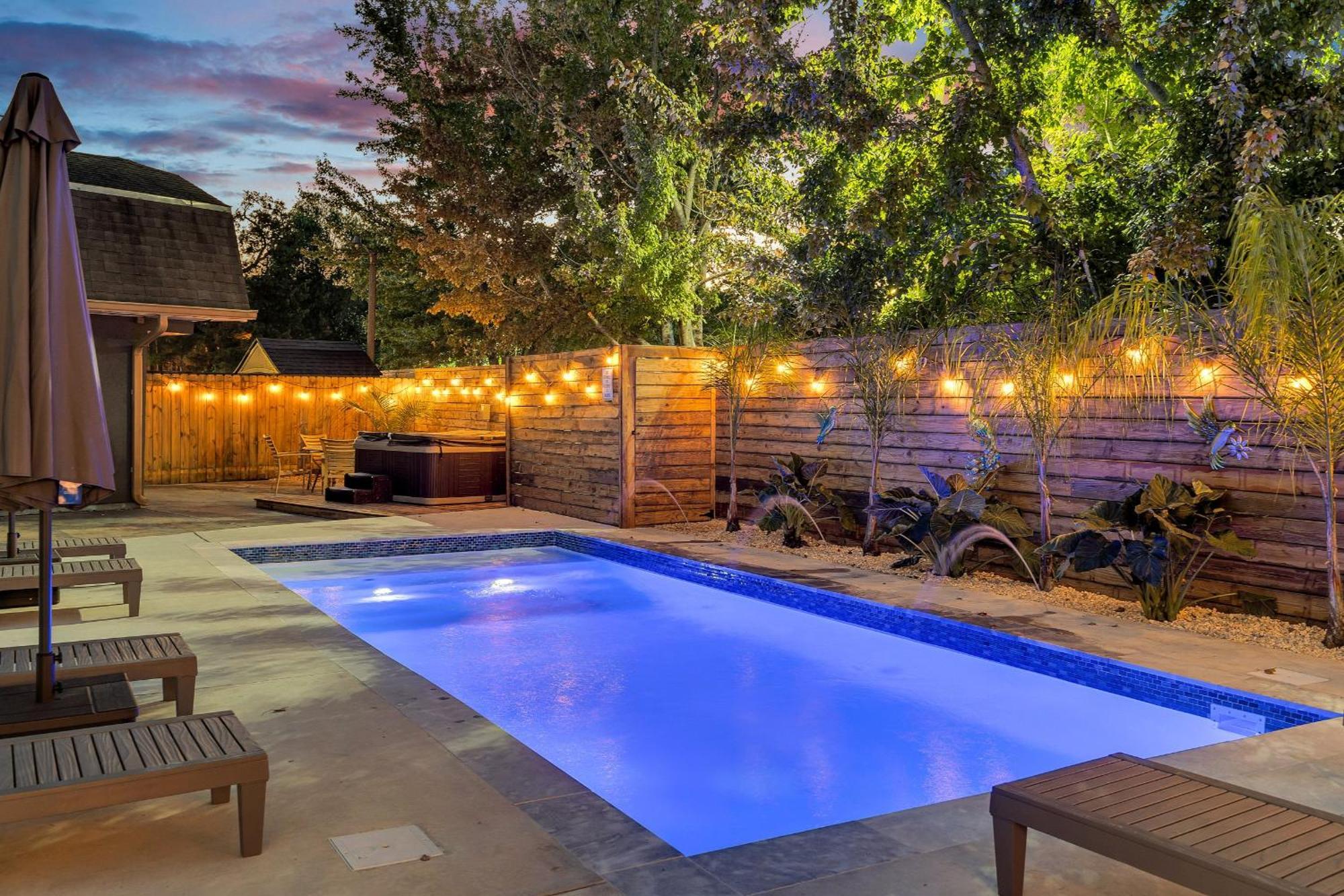 Hotel Sleeps 24-spacious Near Fq W Pool