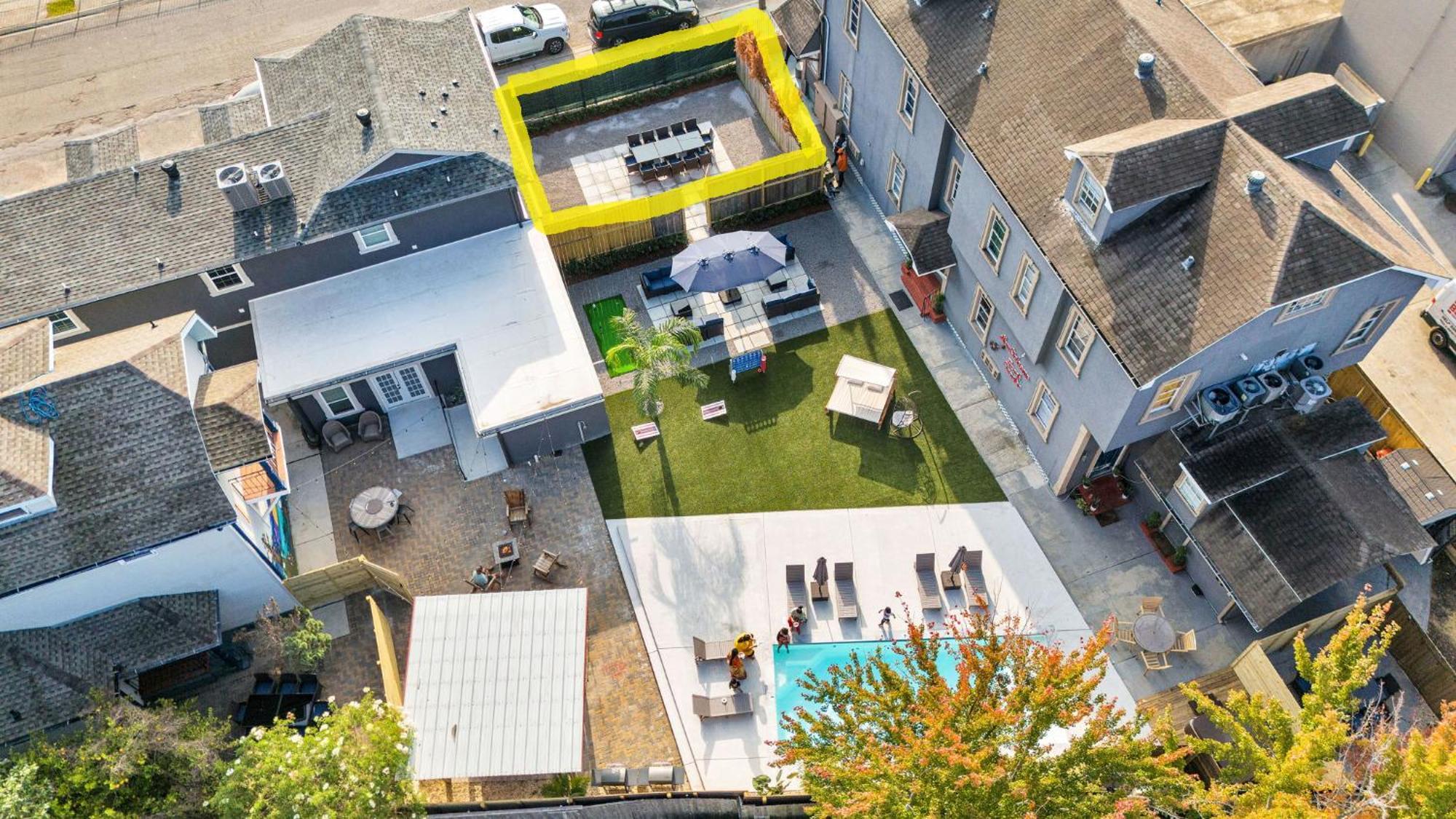 Hotel Sleeps 24-spacious Near Fq W Pool
