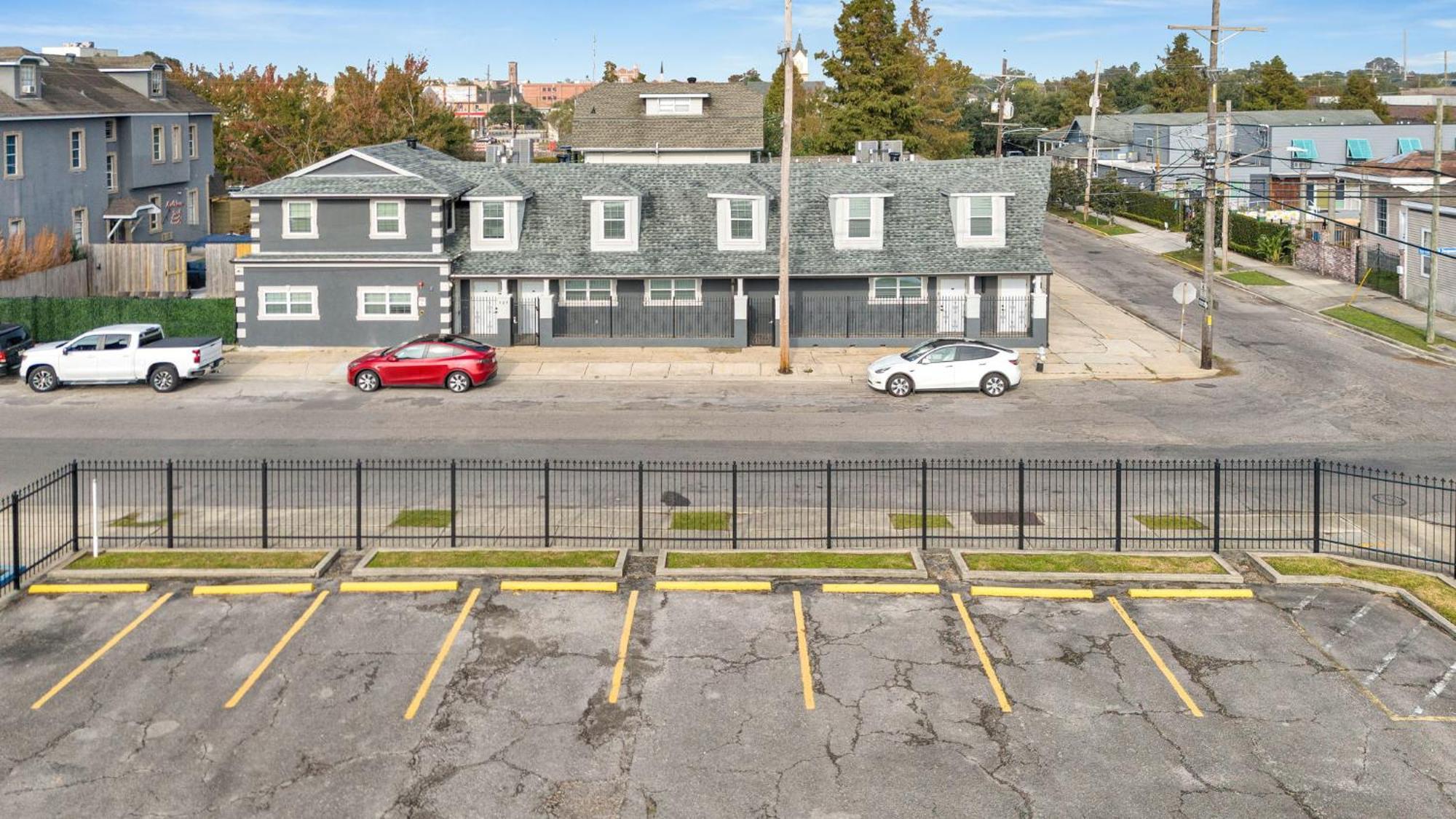 Sleeps 24-spacious Near Fq W Pool *