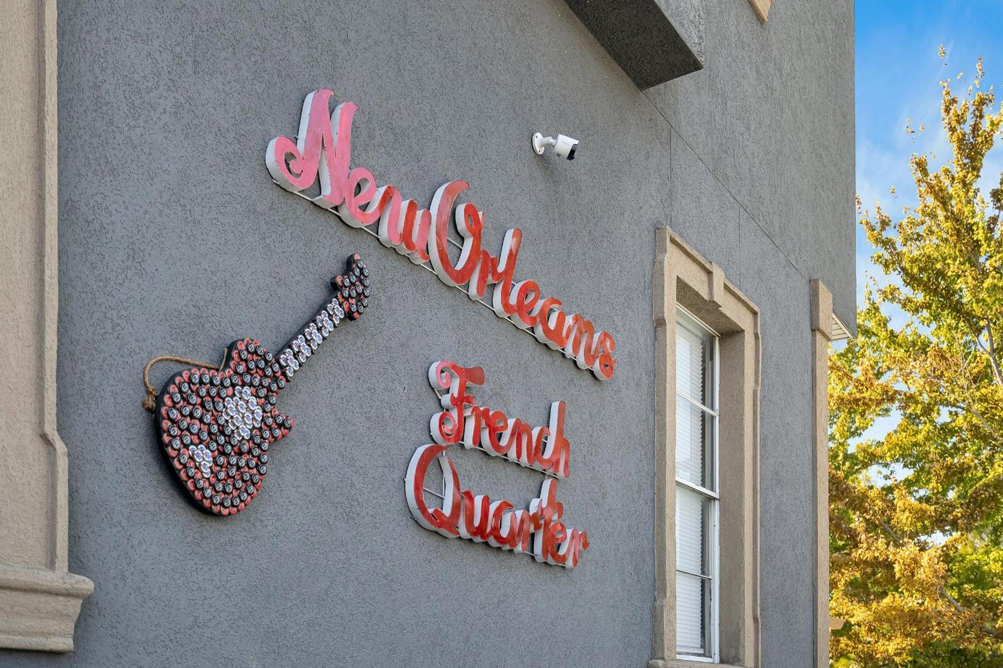 Hotel Sleeps 24-spacious Near Fq W Pool