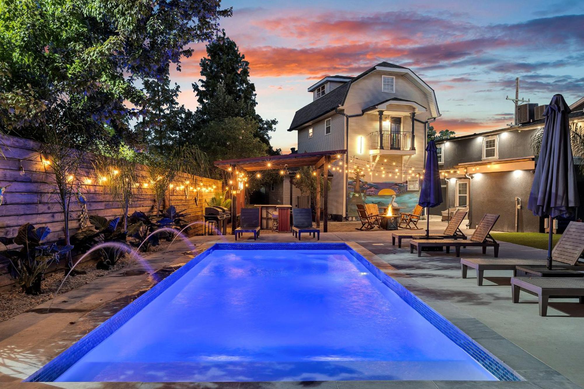 Sleeps 24-spacious Near Fq W Pool *