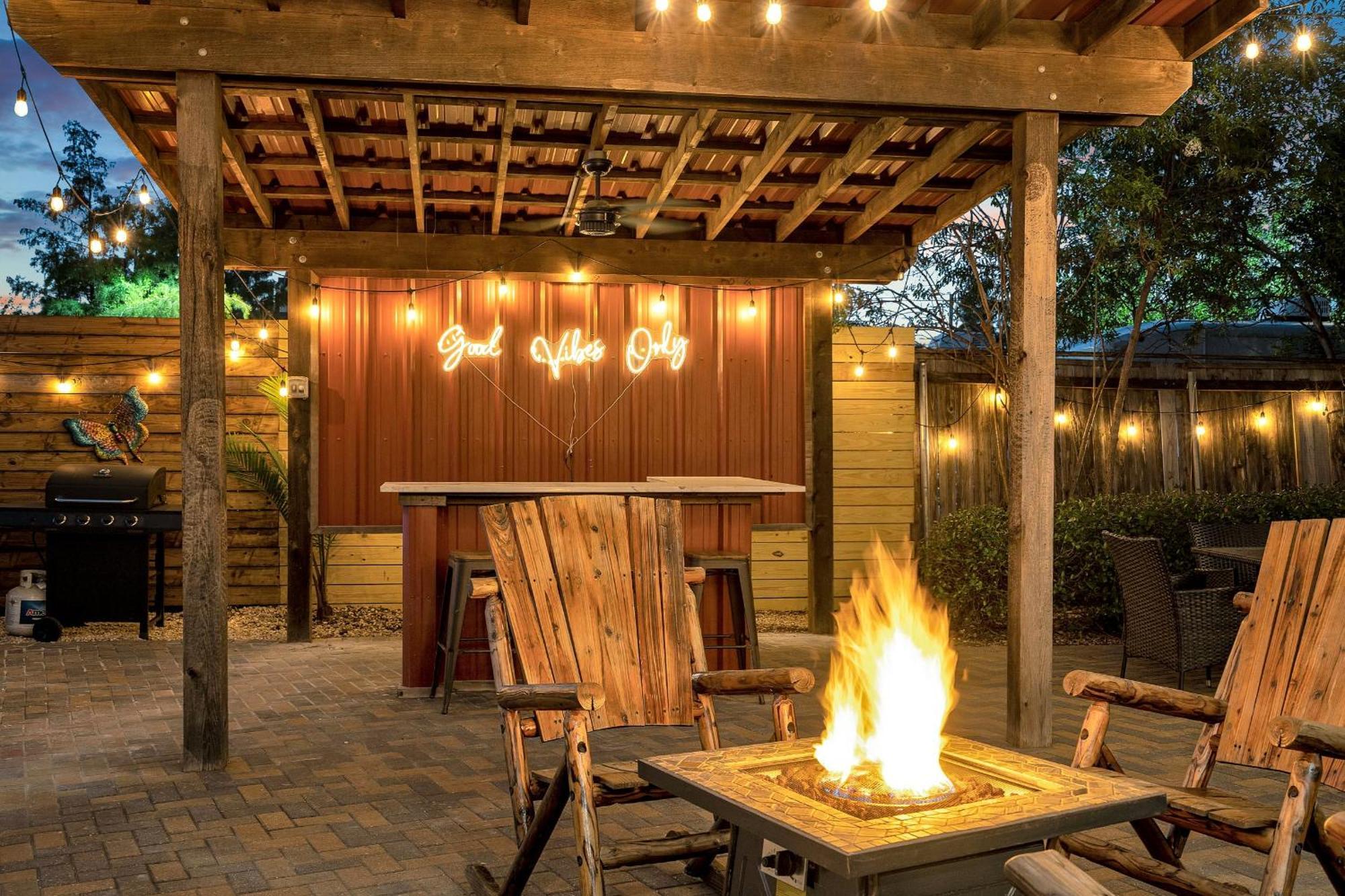 Hotel Sleeps 24-spacious Near Fq W Pool