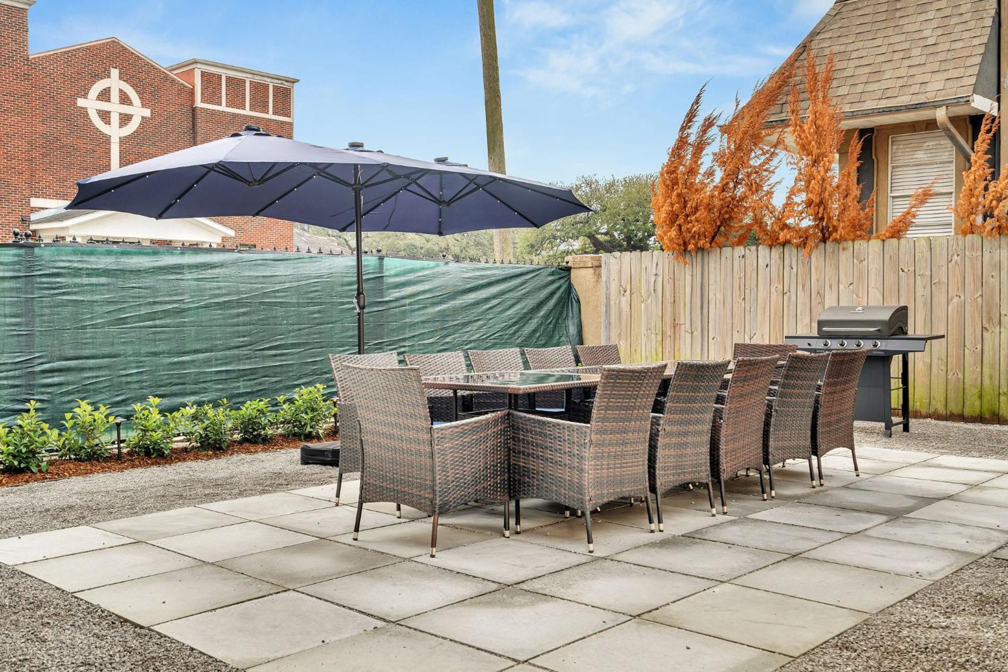 Sleeps 24-spacious Near Fq W Pool *