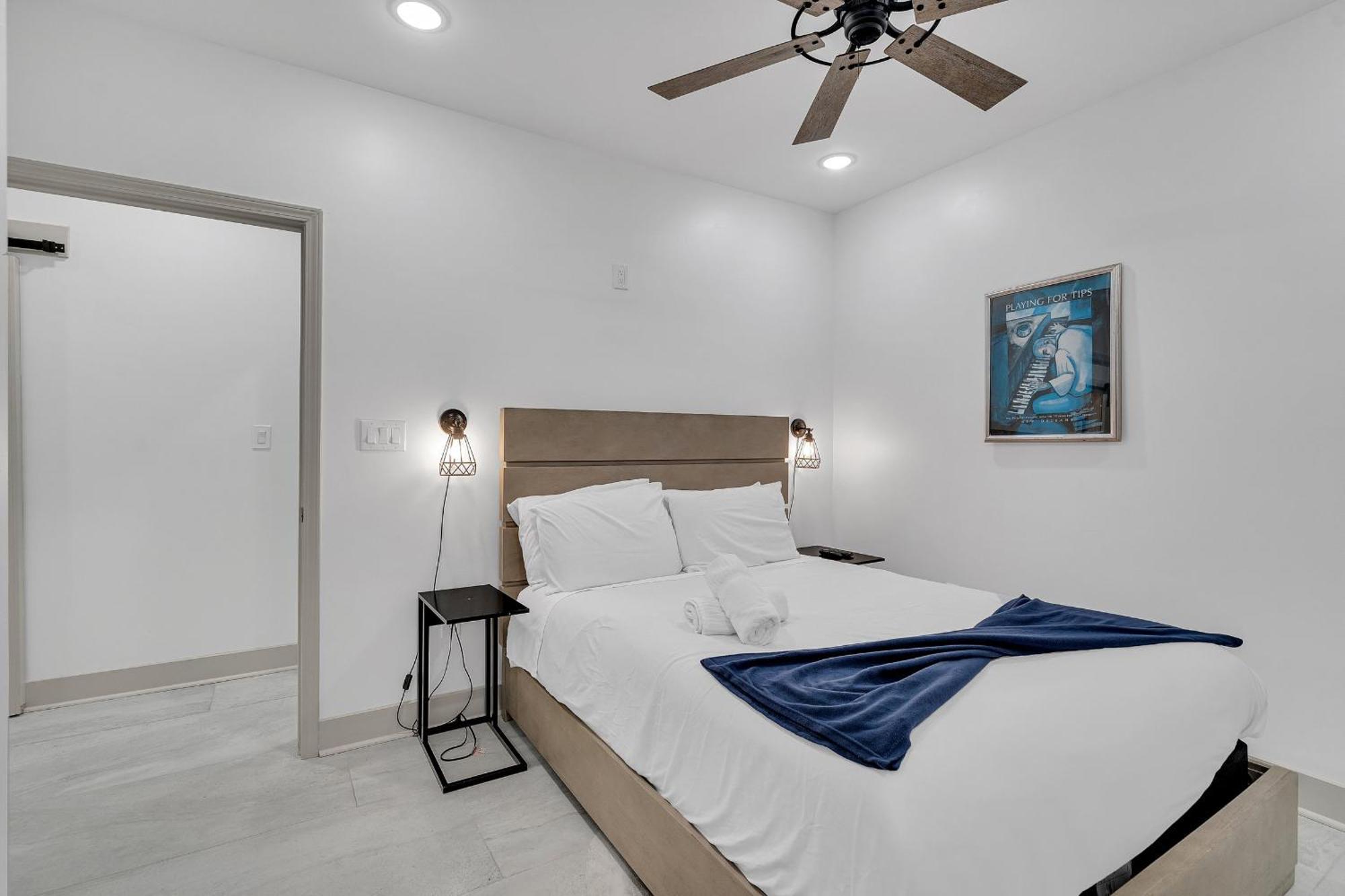 Sleeps 24-spacious Near Fq W Pool