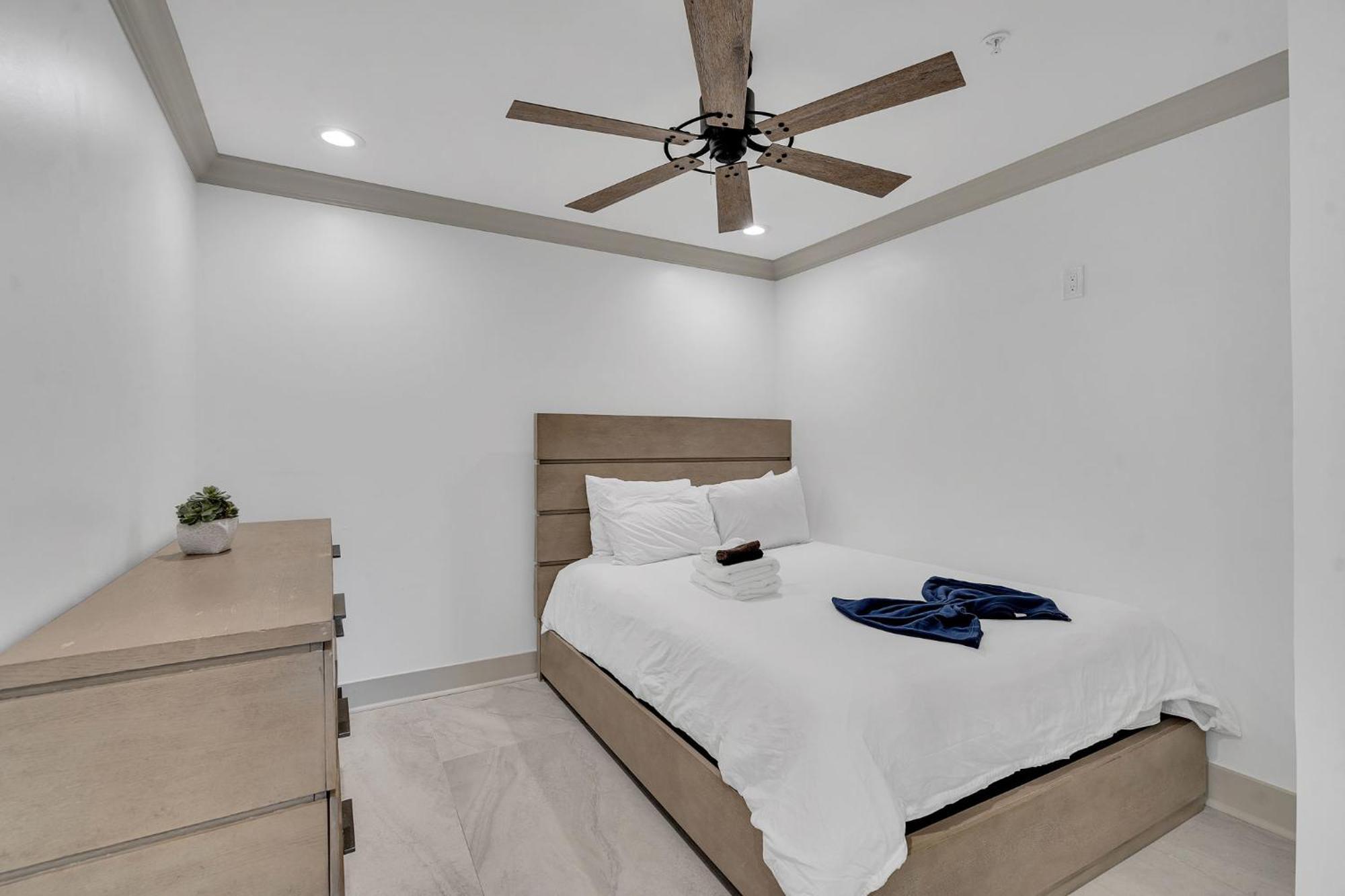 Hotel Sleeps 24-spacious Near Fq W Pool
