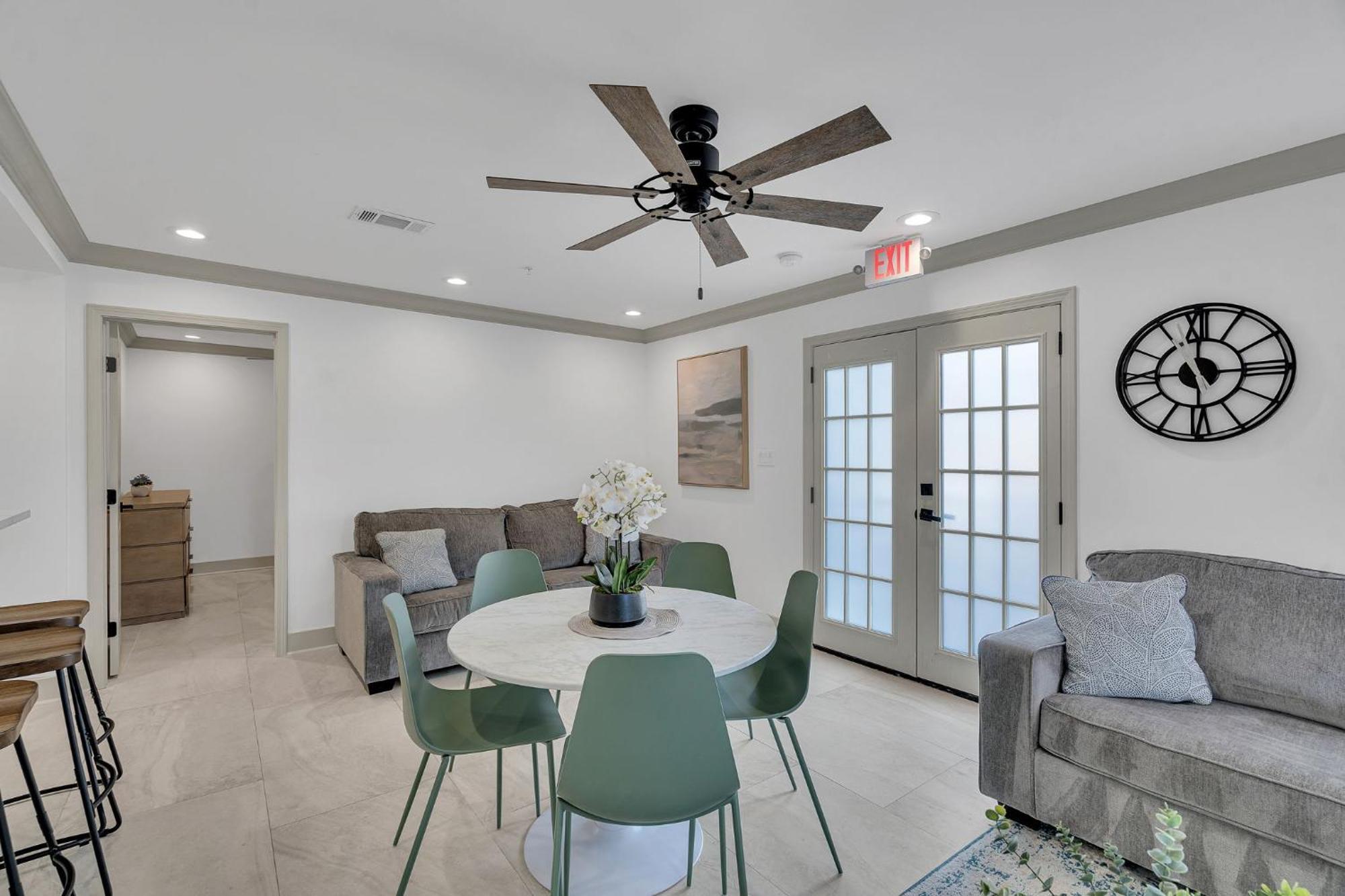 Sleeps 24-spacious Near Fq W Pool New Orleans