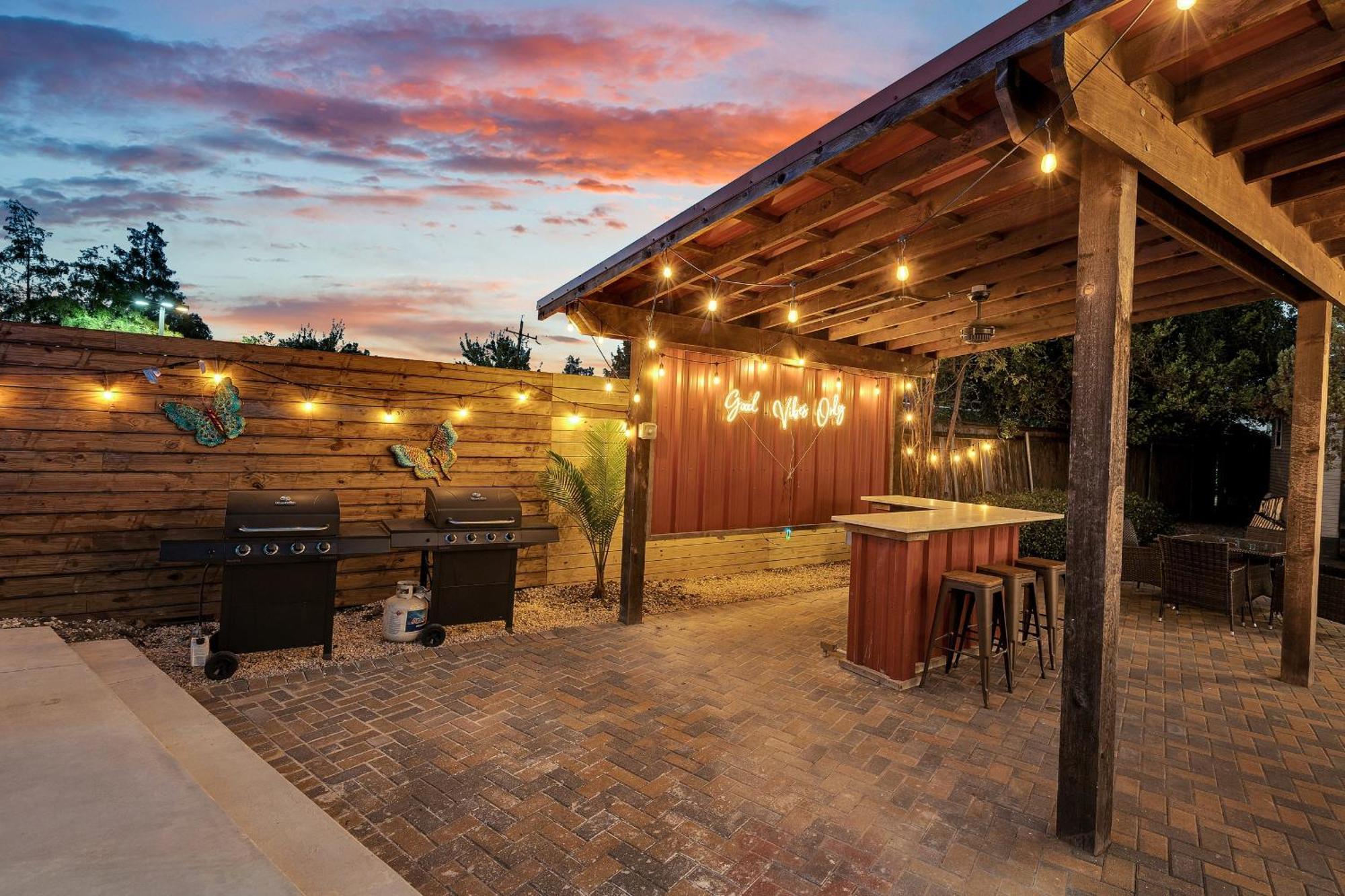 Sleeps 24-spacious Near Fq W Pool *