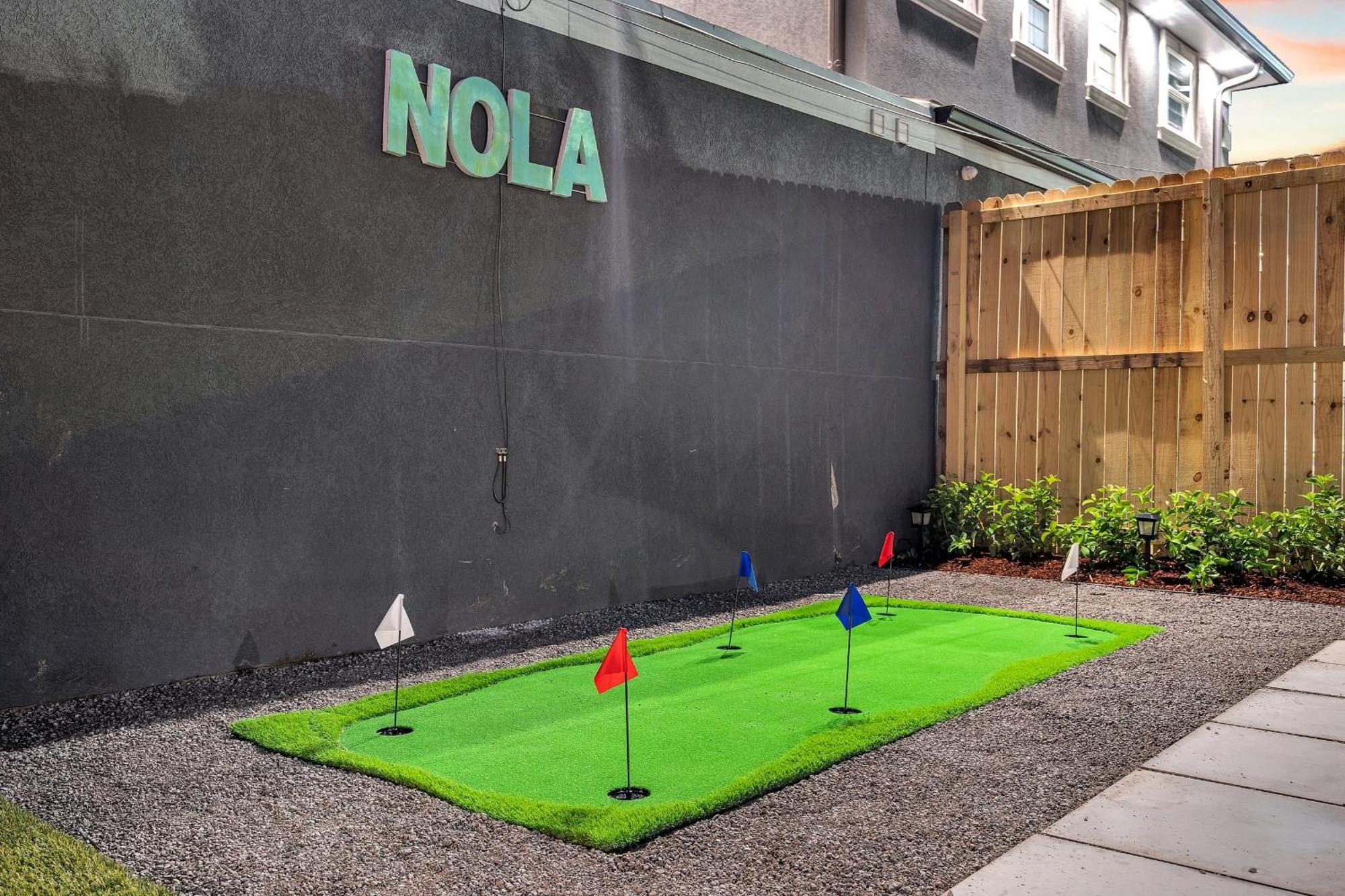 Sleeps 24-spacious Near Fq W Pool Hotel