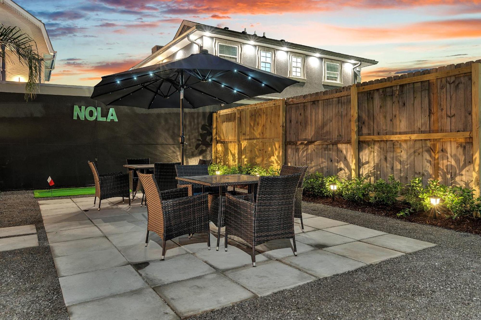 Sleeps 24-spacious Near Fq W Pool Hotel