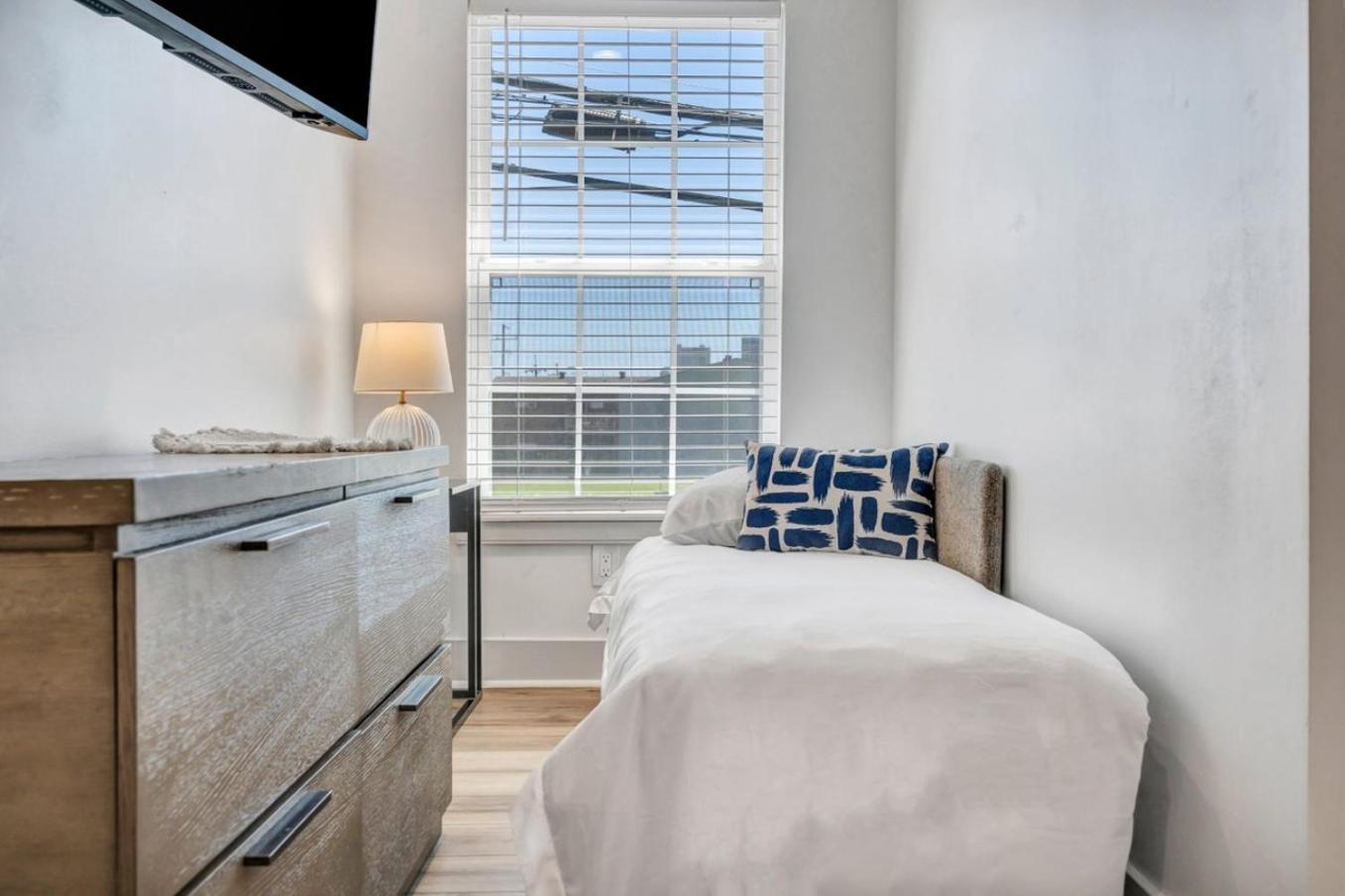 Hotel Sleeps 24-spacious Near Fq W Pool