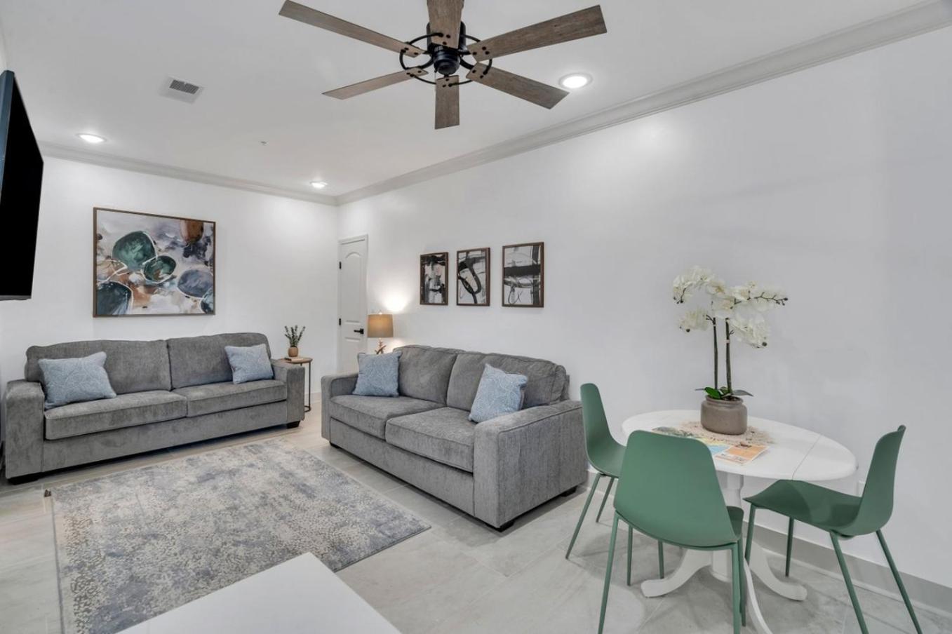 Sleeps 24-spacious Near Fq W Pool